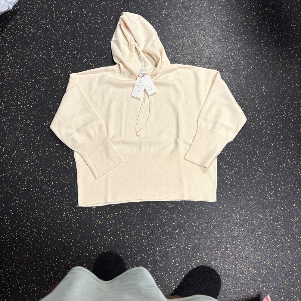 *SO COZY* NWT Cozy Cashmere like Cream Hooded Women's Sweater Make me an offer!